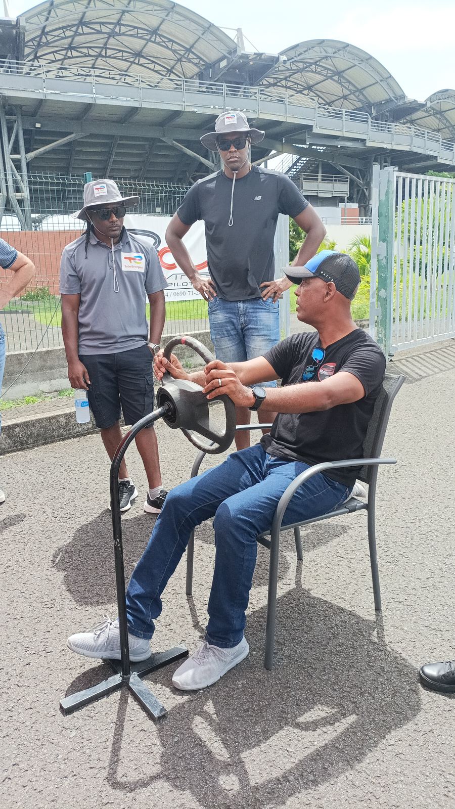 Pilote instructeur encadrant un exercice de réflexes