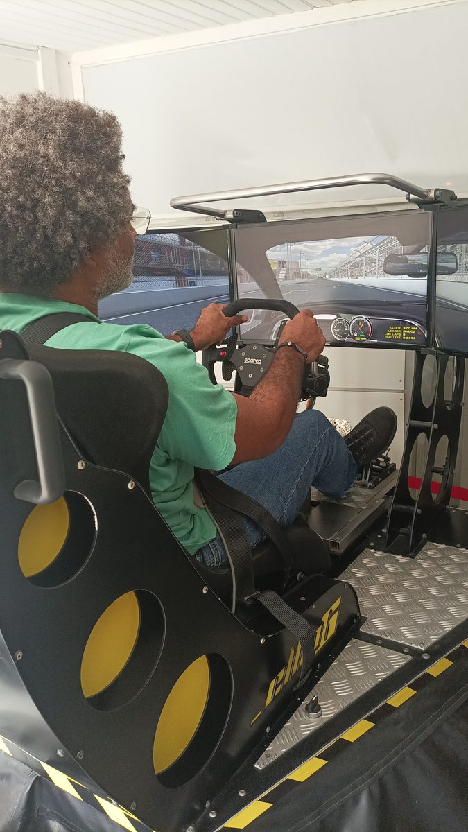 Stagiaire au volant d'un simulateur électrique à sensation de route