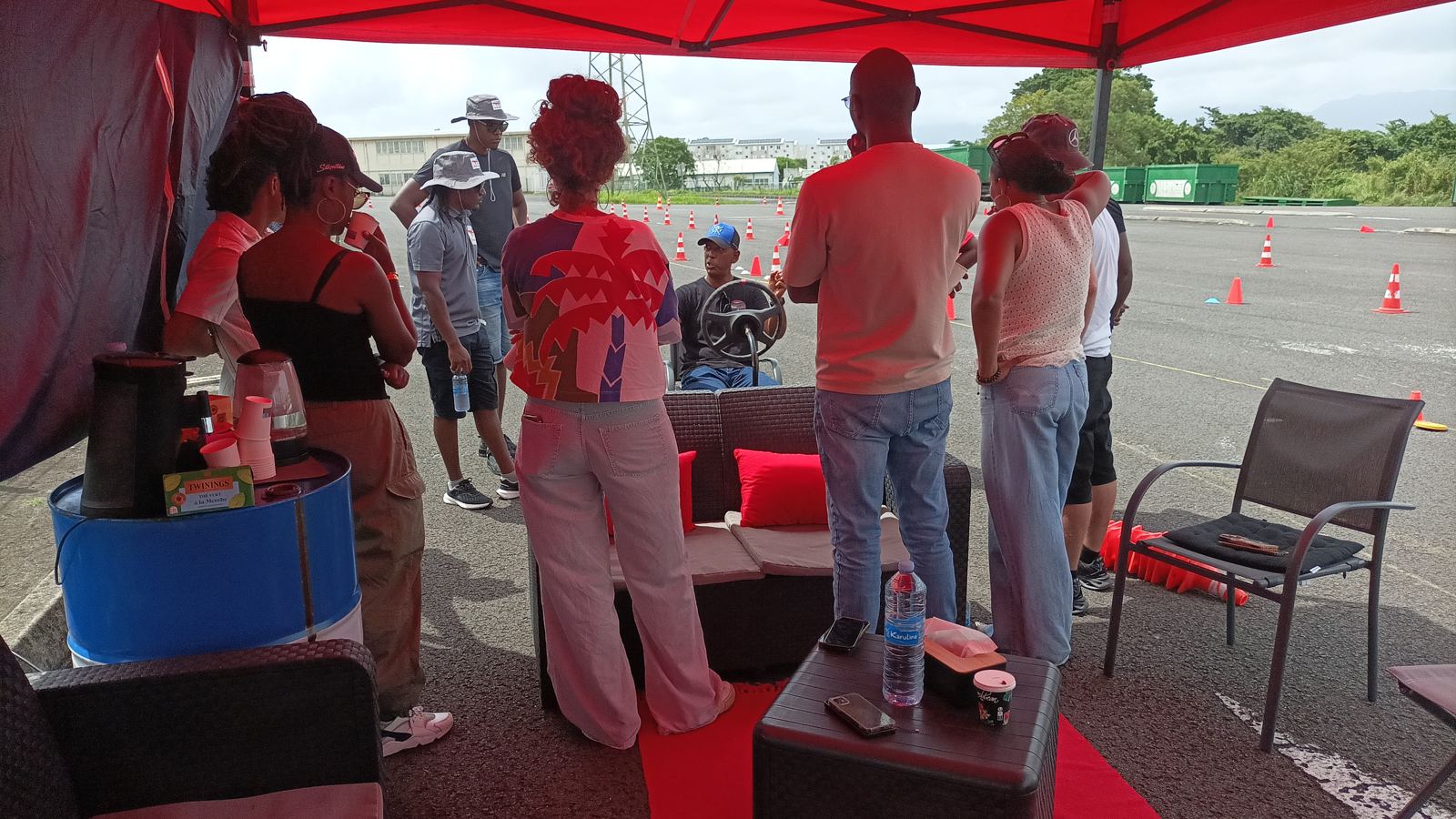 Espace d'accueil MAYA PRO DRIVE installé au bord de la piste